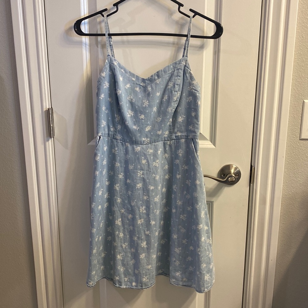 Blue and white flower dress . With detail in the back. Has pockets!